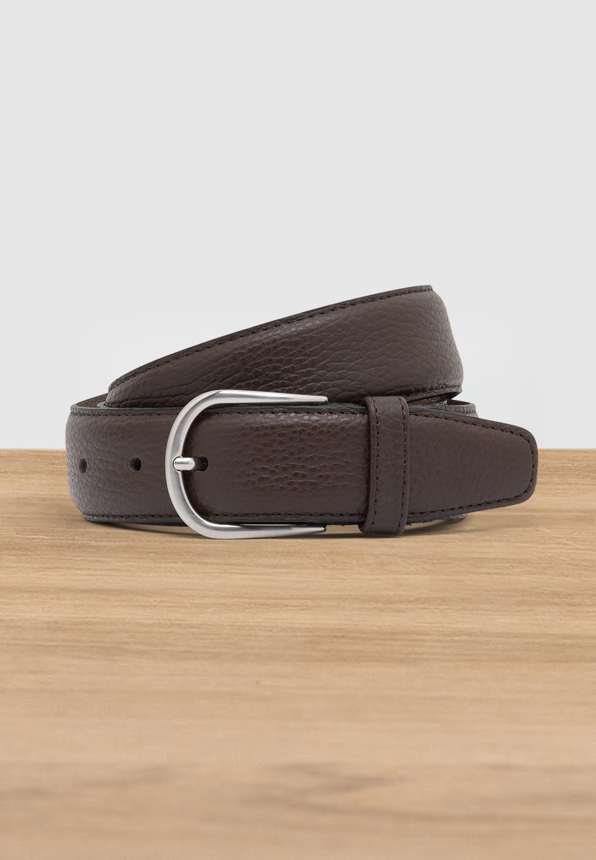 Cow leather belt with grain embossing