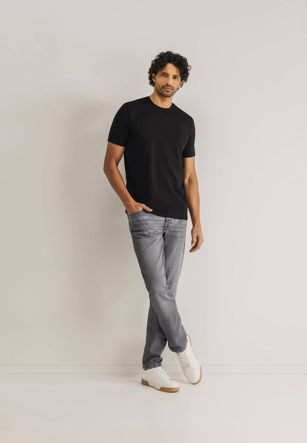 ESSENTIALS T-shirt with crew neck