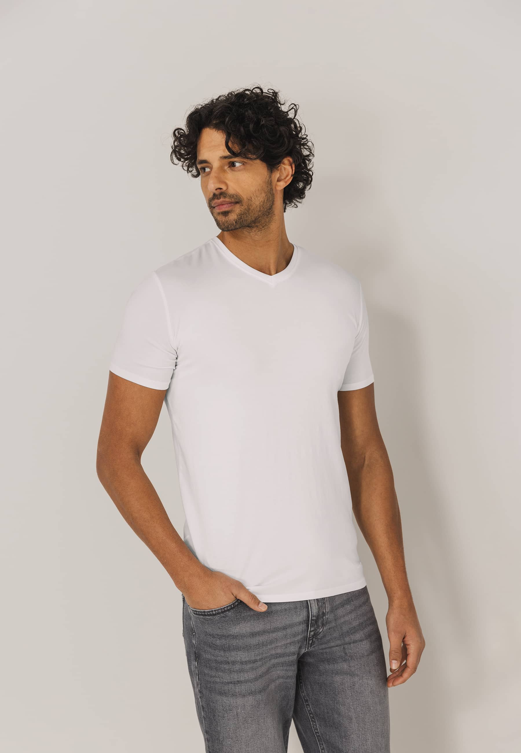 T-shirt ESSENTIALS avec col en V