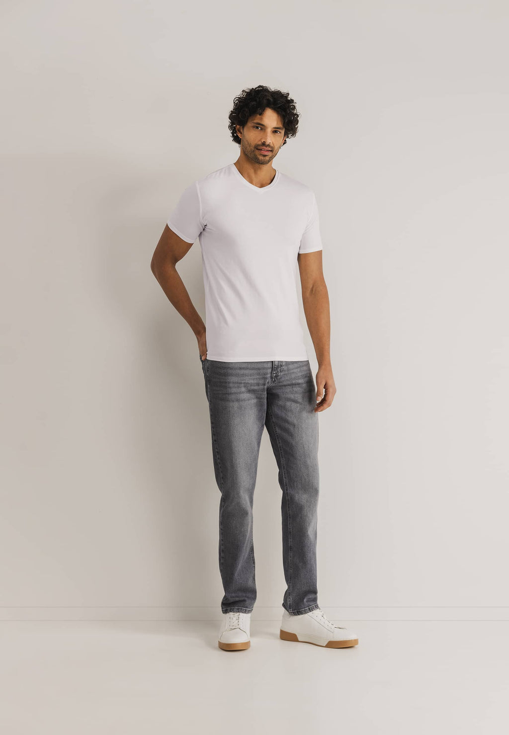 T-shirt ESSENTIALS avec col en V