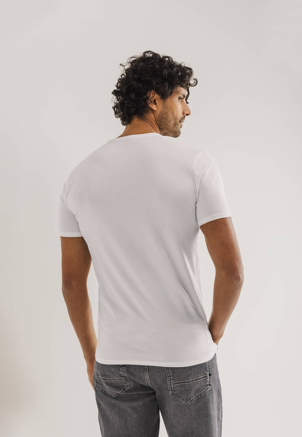 T-shirt ESSENTIALS avec col en V
