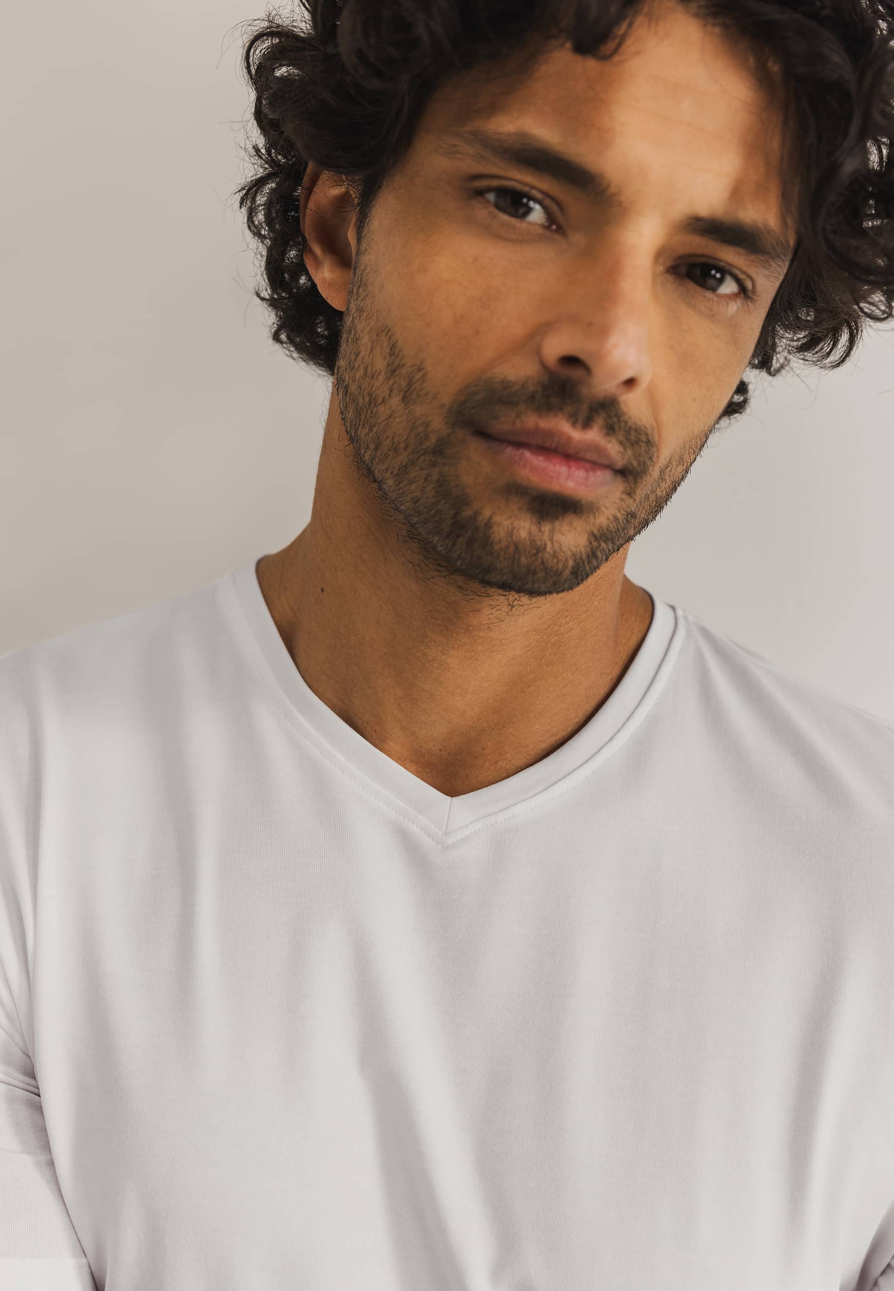 T-shirt ESSENTIALS avec col en V