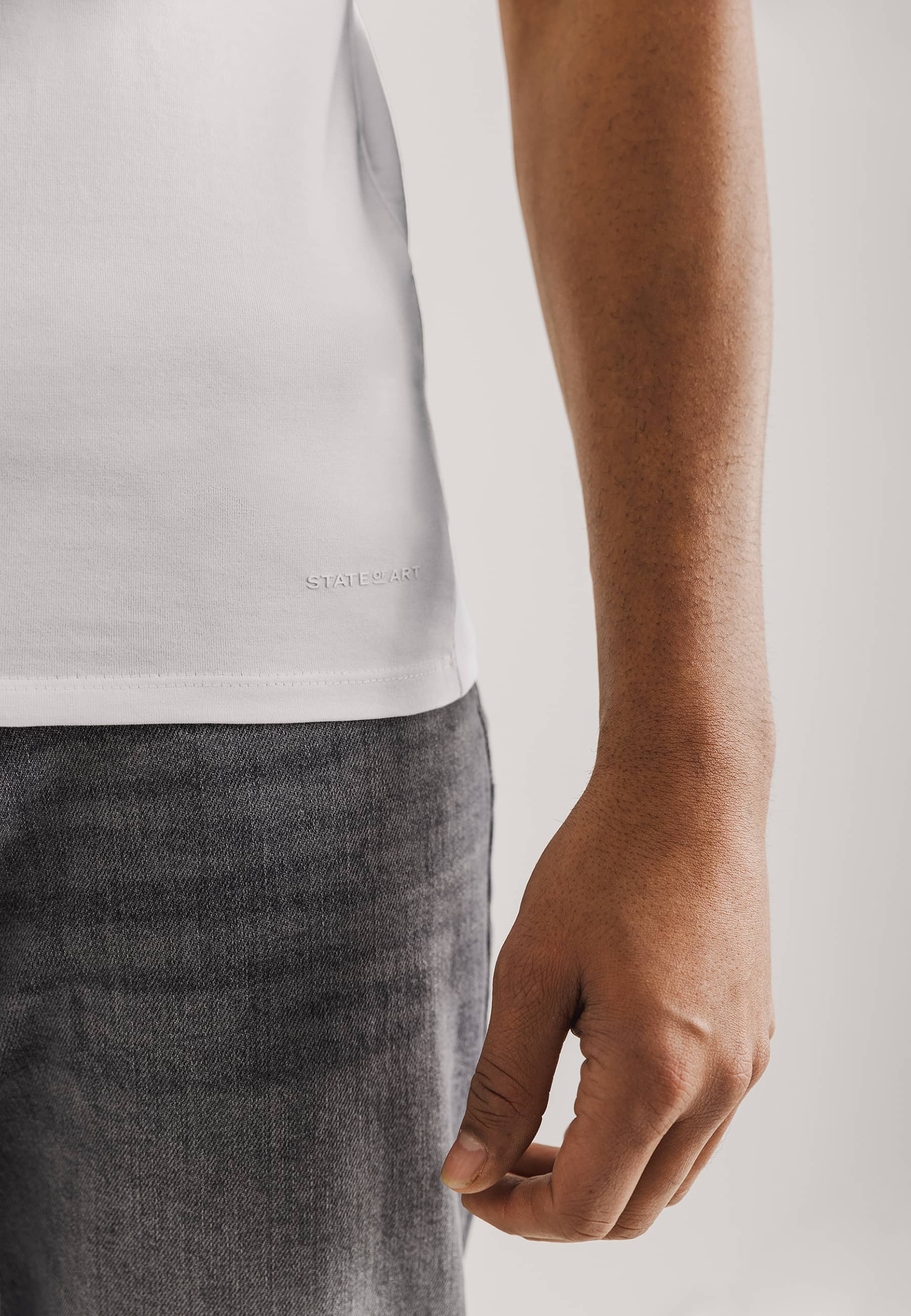 T-shirt ESSENTIALS avec col en V