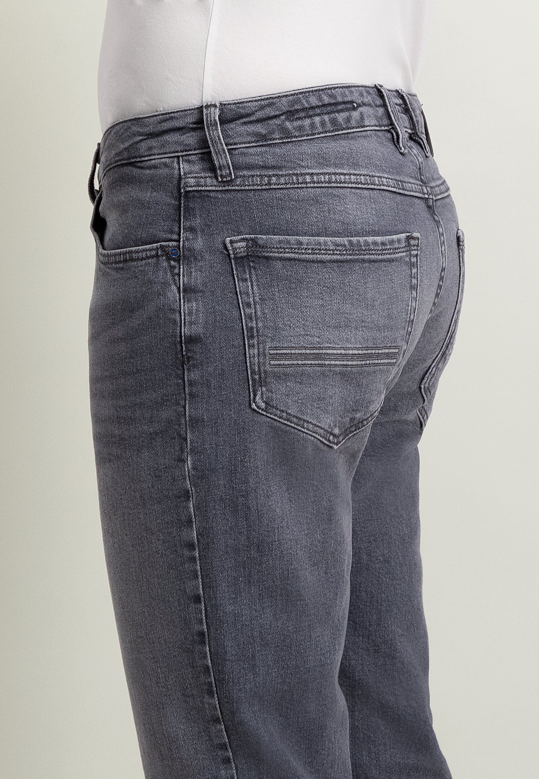 DRIVER tapered fit 5-pocket in stretch denim