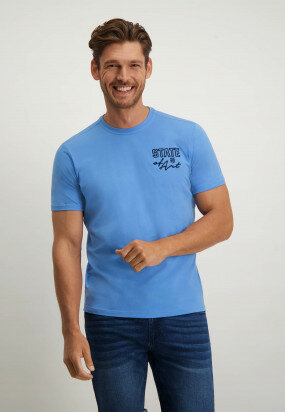 Ronde-hals-T-shirt-met-een-print-op-de-borst---middenblauw-uni