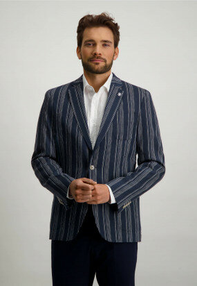 Blazer-with-striped-pattern-and-modern-fit