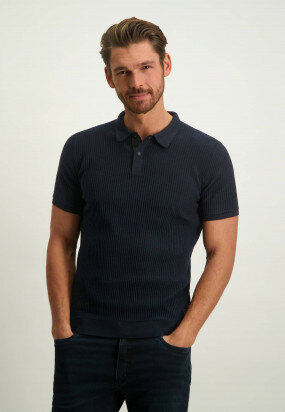 Fine-knit-polo-with-structured-pattern