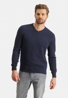 Pullover-with-V-neck-made-of-cotton