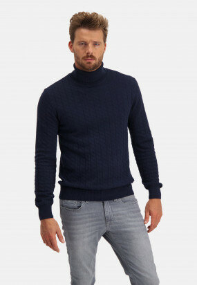 Pullover-with-turtle-neck-and-regular-fit