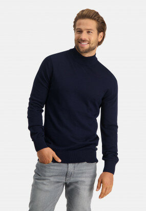 Fine-knitted-pullover-with-turtle-neck