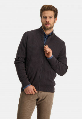 Finely-knitted-cardigan-with-stand-up-collar
