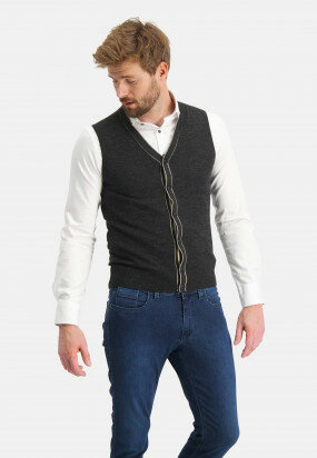 Knitted-gilet-with-button-closure