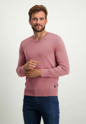 Pullover-mit-V-Ausschnitt-aus-einem-Wolle-Mix.---alt-rosa-uni