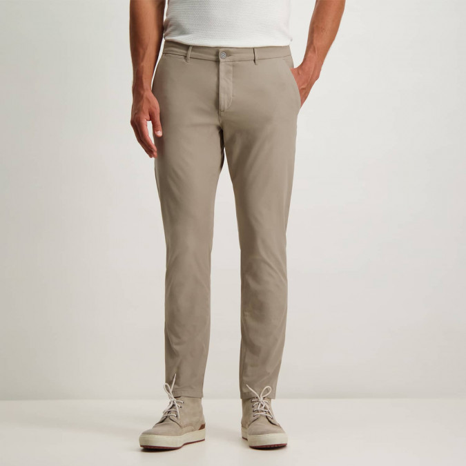 Stretch-chinos-with-modern-fit